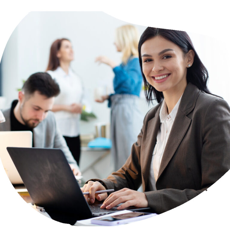 medium-shot-woman-working-laptop_recortado